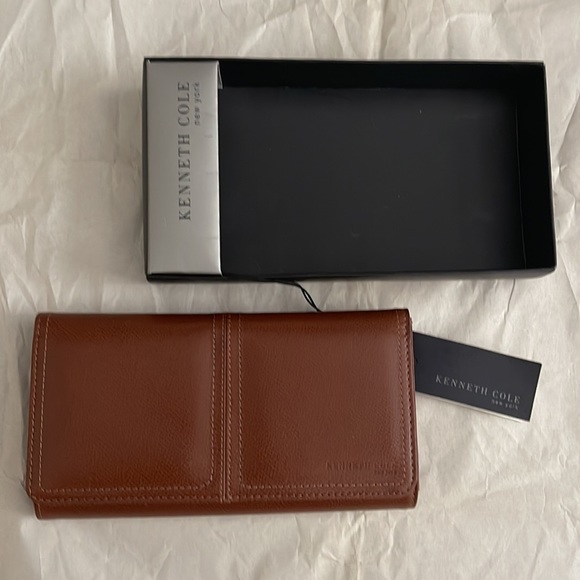 Kenneth Cole NY Wallet - Picture 2 of 4